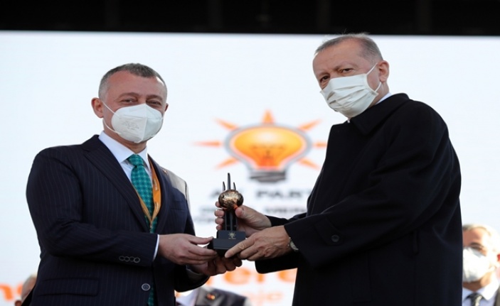 Cumhurbaşkanı Erdoğan, Başkan Büyükakın'a gençlik hizmetleri ödülünü verdi