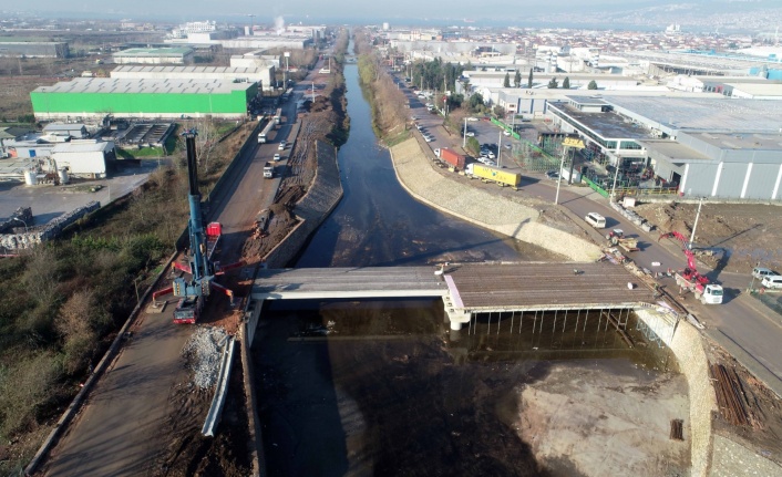 Başyiğit Caddesi ile Kanal Yolu Caddelerini birbirine bağlayacak köprüde kiriş montajı yapıldı