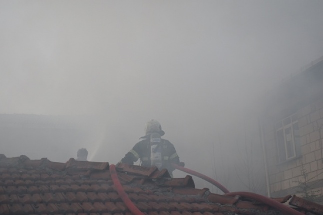 Gebze'de bir binada çıkan yangında 3 kişi dumandan etkilendi