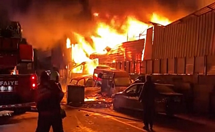 Kocaeli'de sanayi sitesinde büyük yangın; çok sayıda iş yeri ve araç yandı!