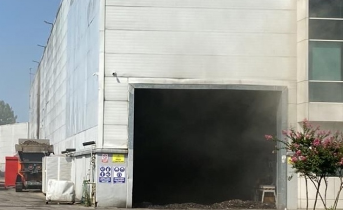 Geri dönüşüm tesisinde çıkan yangında 3 işçi dumandan etkilendi