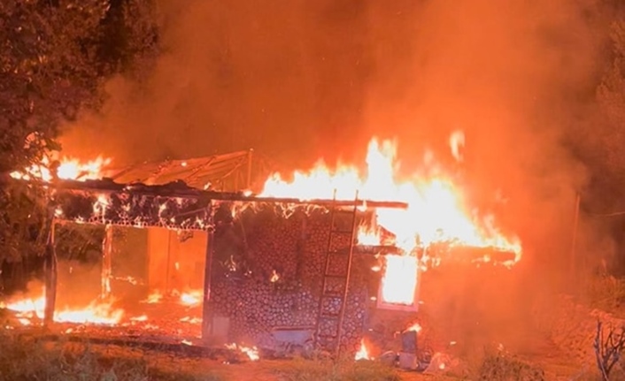 Prefabrik ev alev alev yandı!