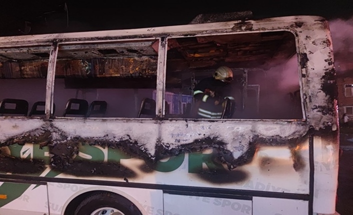 Suadiyespor'a ait takım otobüsü park halindeyken alev alev yandı