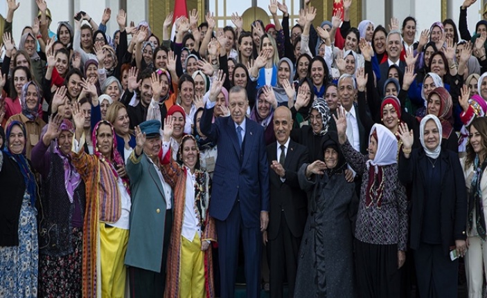 Cumhurbaşkanı Erdoğan "Toprağa İz Bırakan Kadınlar Programı"na sürpriz katılım gerçekleştirdi