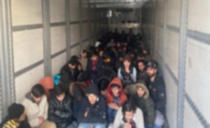 TIR'ın dorsesinden 95 kaçak göçmen çıktı