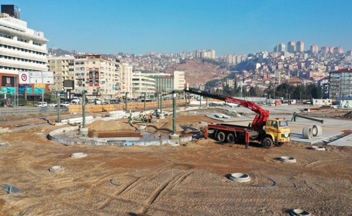 Milli İrade Meydanında çelik konstrüksiyon montajı yapılıyor