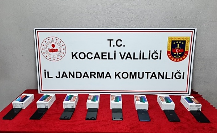Jandarma Kocaeli'de 60 bin liralık kaçak cep telefonu ele geçirdi