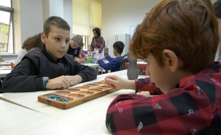 İşitme engelli çocuklara ‘Akıl Oyunları’ eğitimi