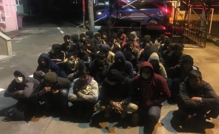 Kocaeli'de  durdurulan araçta 30 kaçak göçmen yakalandı