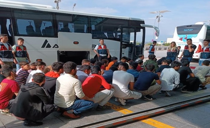 Kocaeli'de 67 kaçak göçmen sınır dışı edildi