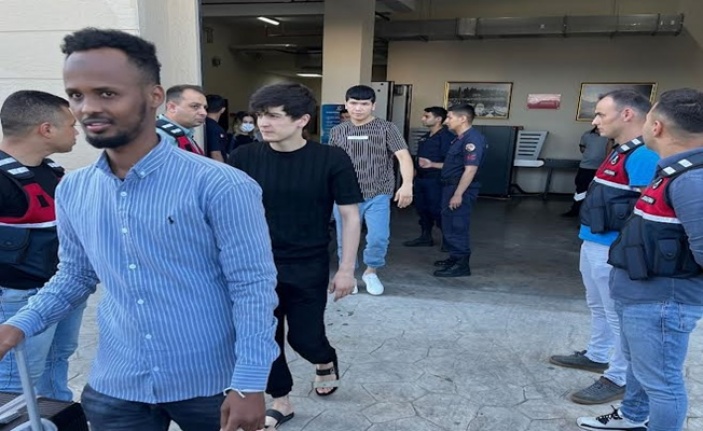 Kocaeli'de 8 kaçak göçmen sınır dışı edildi
