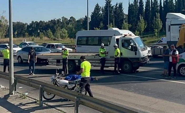 Çayırova'da kamyonla motosikletin çarpışması sonucu 1 kişi öldü, 1 kişi yaralandı.