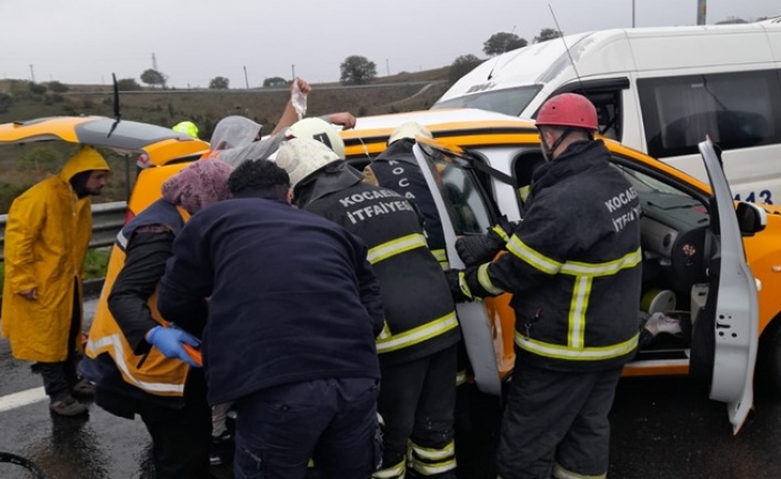 Kuzey Marmara Otoyolu'nda İşçi servisi ile taksi çarpıştı: 13 yaralı