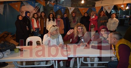 AK Parti’de Kadınlar stant nöbetinde