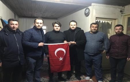 AK Partili gençlerden Türk Bayraklı ziyaret