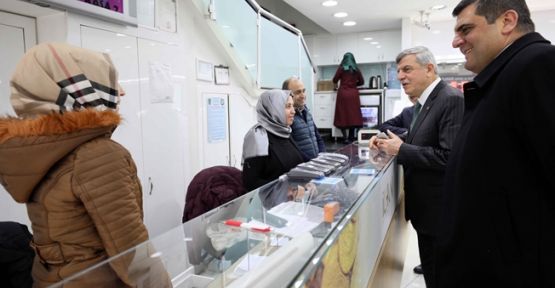 Başkan Karaosmanoğlu, İzmit esnafını ziyaret etti