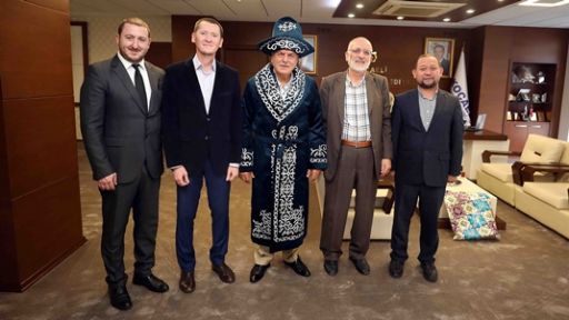 Başkan Karaosmanoğlu, Kazak Çapanı giydi