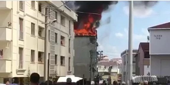 Binanın çatısı alev alev yandı!