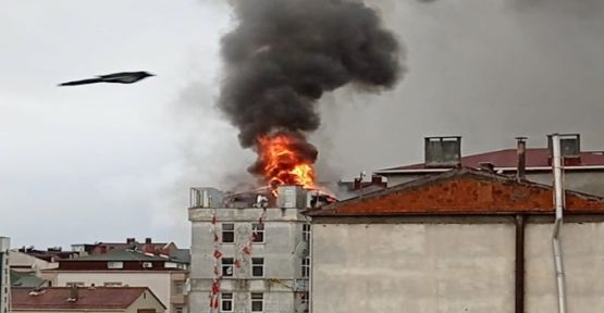 Binanın çatısında çıkan yangın korkuttu!