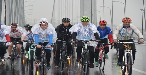 Bisikletle Osmangazi Köprüsü'nden Geçtiler