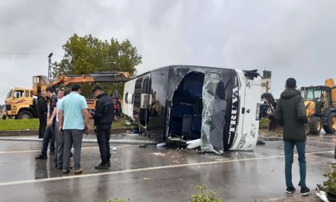  Çanakkale'de yolcu otobüsü devrildi:1 ölü 28 yaralı