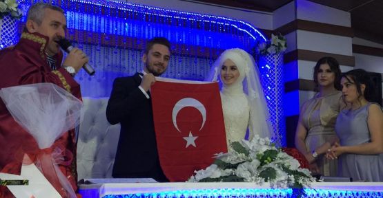  Çiftlere en güzel nikah hediyesi; Türk bayrağı