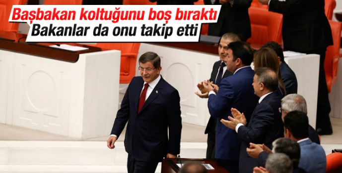  Davutoğlu TBMM'de AKP sıralarına oturdu