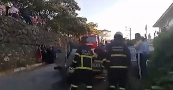 Ehliyetsiz sürücü otomobiliyle duvardan uçtu: 2 yaralı