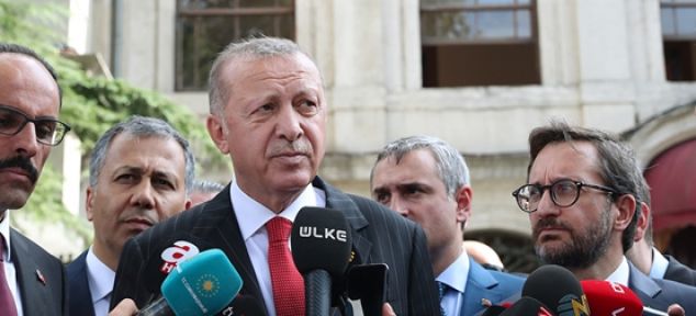 Erdoğan, cuma namazı çıkışında gazetecilerin sorularını yanıtladı