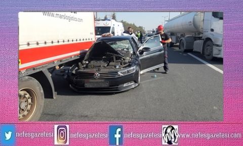 Gebze TEM Otoyolu'nda otomobil tıra çarptı: 3 yaralı