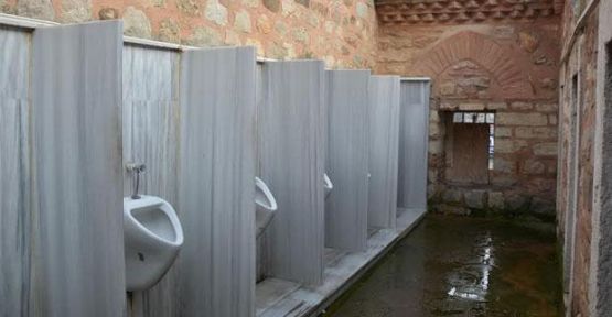 Gebze'de 5 Yüzyıllık Cami Duvarına ÇİRKİN Tuvalet