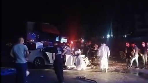 Gebze'de feci kaza !otomobil Tır'ın altına girdi