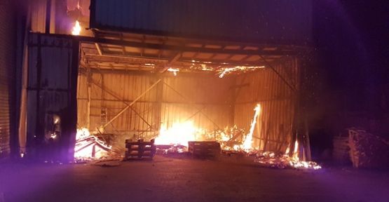Gebze'de palet imalathanesinde yangın