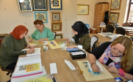 Geleneksel Türk süsleme sanatları öğretiliyor