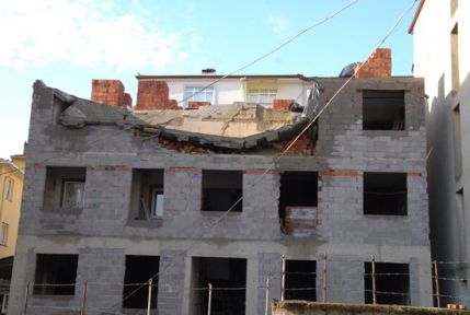  Gölcük'te inşaat halindeki binanın tavanı çöktü