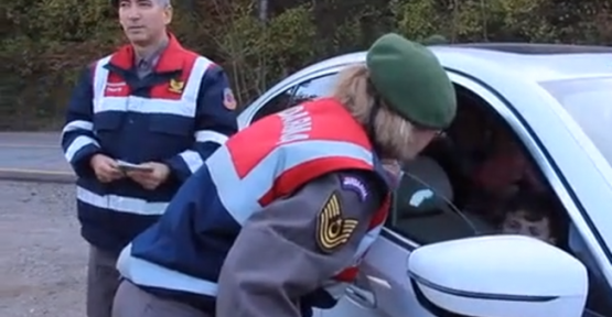 Jandarma ekipleri, sürücülerin sevgililer gününü kutladı