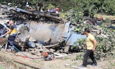  Kanal açma aracı evin üzerine devrildi :4 ölü