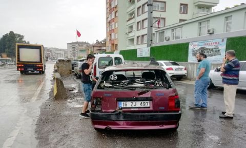 Karamürsel'de kamyonla otomobil çarpıştı: 2 yaralı