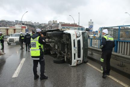  Kocaeli'de devrilen kamyonetin sürücüsü yaralandı