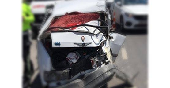 Kocaeli'de hafriyat tırı ile otomobil çarpıştı: 3 yaralı