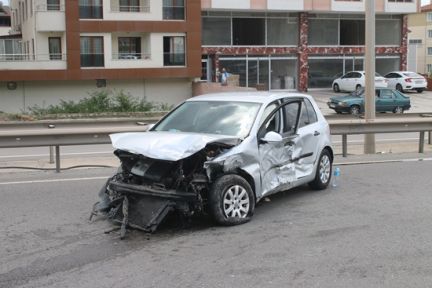  Kocaeli'de iki otomobil çarpıştı: 3 yaralı