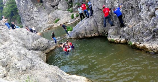  Kocaeli'de kanyonda kayalıklardan düşerek yaralanan kadın kurtarıldı