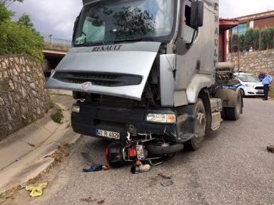  Kocaeli'de motosiklet TIR'ın altına girdi: 1 yaralı