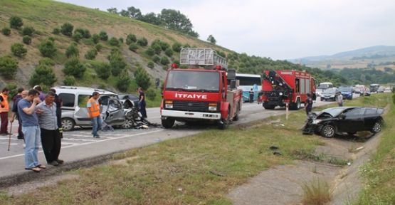 Kocaeli'de otomobille hafif ticari araç çarpıştı: 2 ölü, 4 yaralı