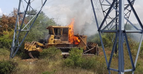 Kocaeli'de yanan iş makinesi ağaçlık alanı tutuşturdu