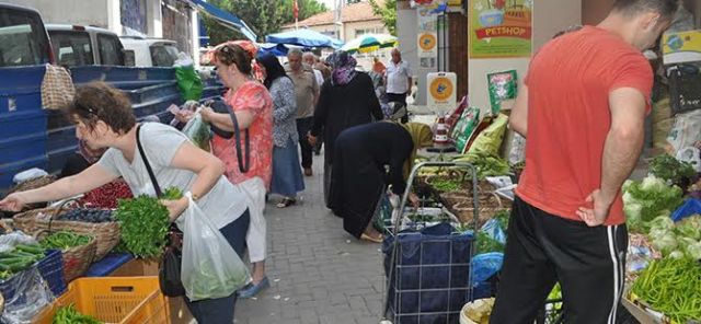 Köy pazarı ilgi görüyor