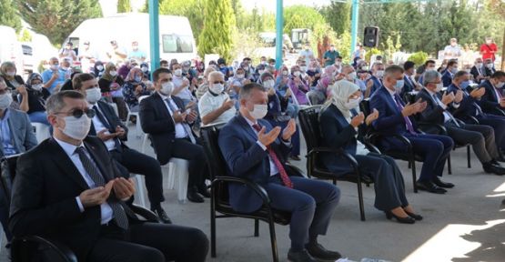 Milli Eğitim Bakanı Selçuk Deprem Şehitliğini ziyaret etti