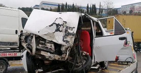 Minibüs ile otomobilin çarpışması sonucu 1'i ağır, 4 kişi yaralandı