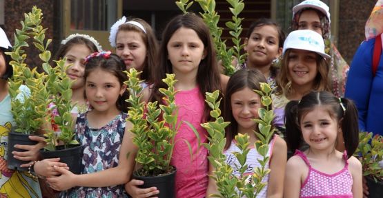 Okul bahçeleri, camiler çocukların çiçekleriyle süsleniyor