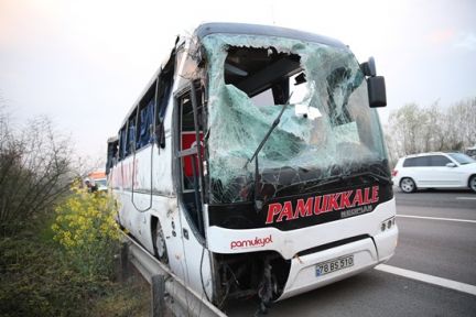  Sakarya'da yolcu otobüsü devrildi: 32 yaralı 